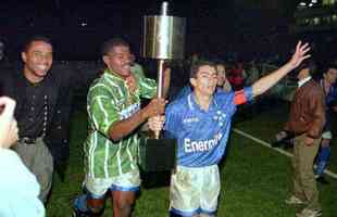 Capito Nonato comemora com a taa da Copa do Brasil de 1996 ao lado de Vitor 