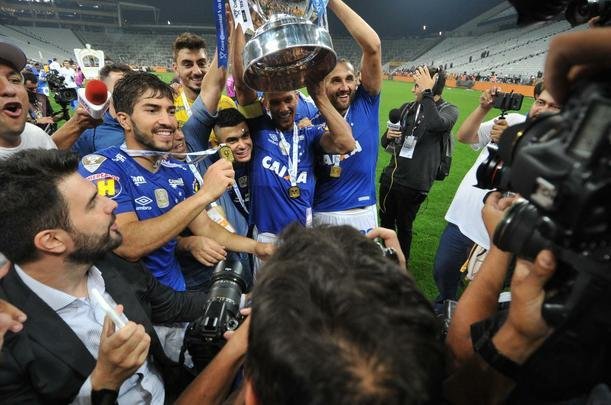 Seja em campo, nas arquibancadas da Arena Corinthians ou nas ruas de Belo Horizonte, os cruzeirenses comemoraram bastante a conquista do sexto ttulo da Copa do Brasil. O clube se tornou o maior vencedor isolado da histria do torneio, deixando para trs o Grmio, que ganhou cinco vezes. Veja as melhores imagens da celebrao de jogadores, dirigentes e torcedores!