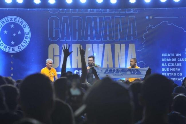 Nonato e Leandro, ex-laterais do clube, durante papo com o pblico de Conselheiro Lafaiete na Caravana do Cruzeiro