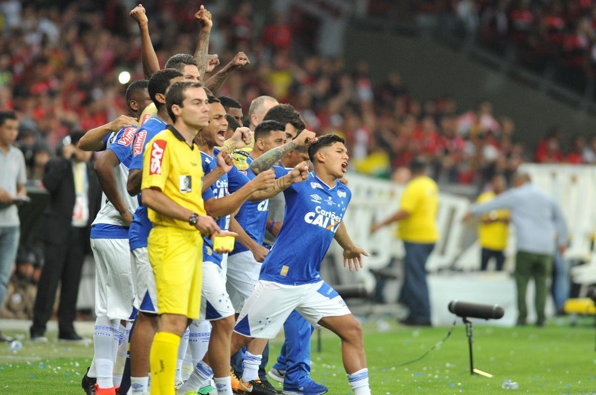 De Henrique a Thiago Neves, passando pela defesa de Fbio; a emoo dos cruzeirenses