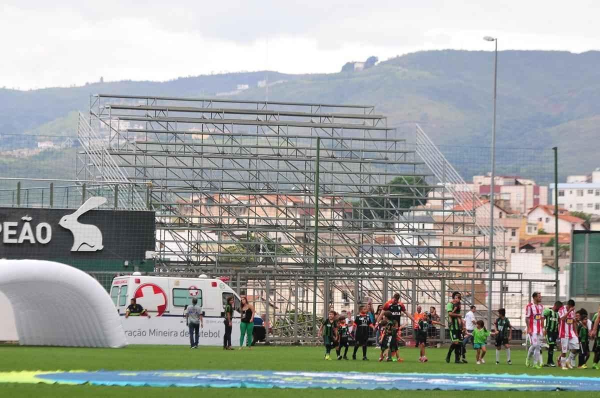 Fotos das obras de instalao de arquibancadas mveis no estdio Independncia