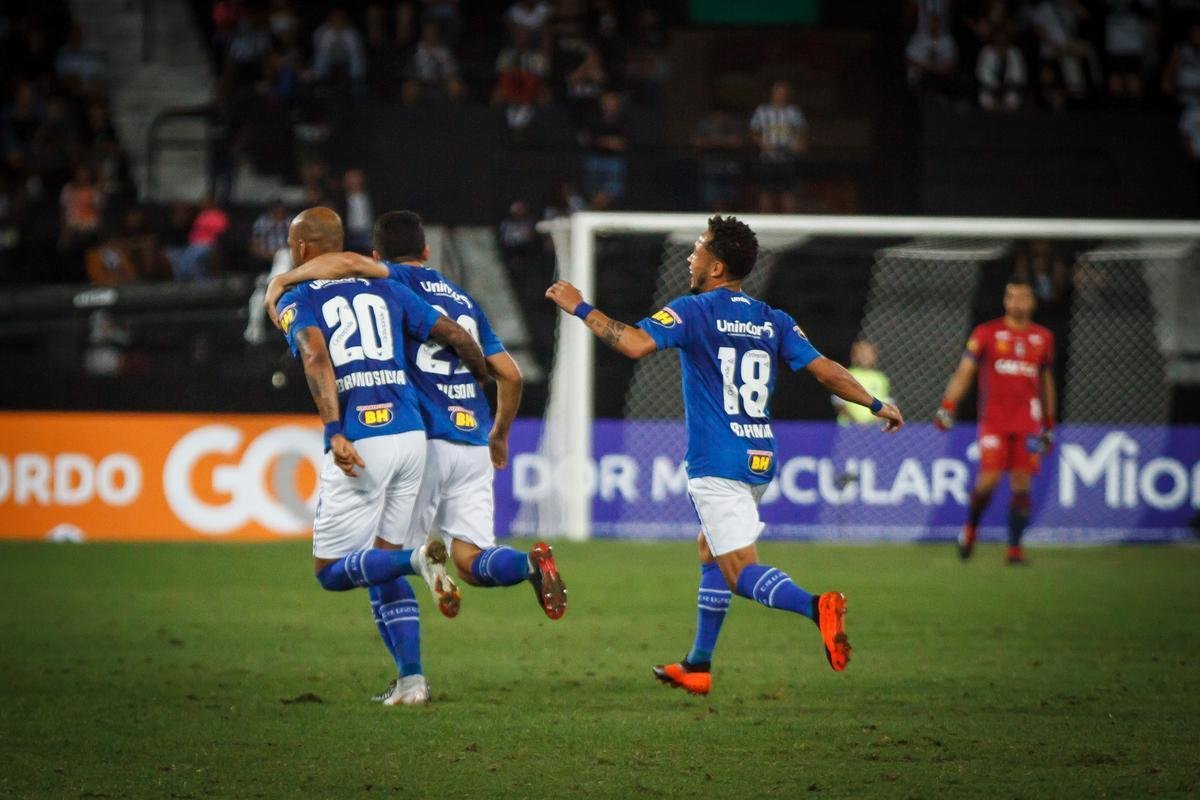 Imagens do jogo entre Botafogo e Cruzeiro, no Estdio Nilton Santos, no Rio de Janeiro