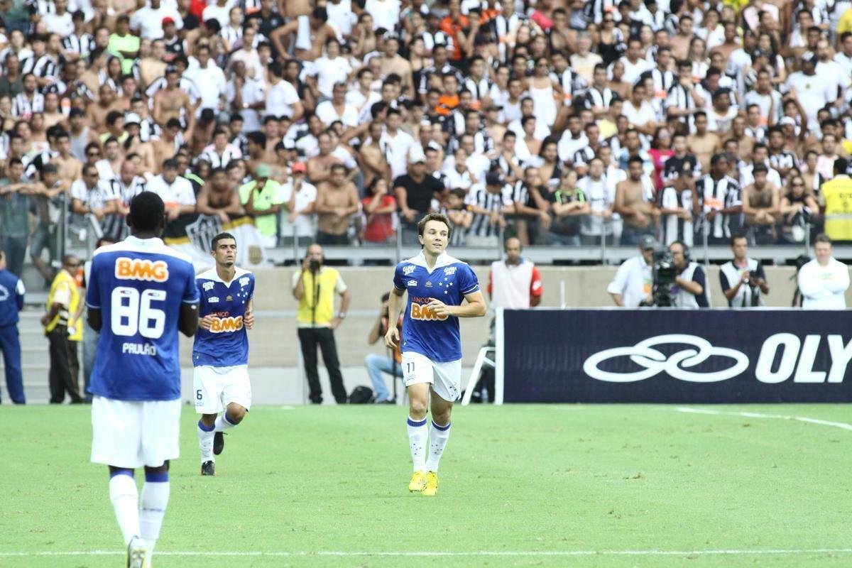 Em 2013, a gola polo voltou  camisa principal do Cruzeiro. Ainda com o Banco BMG como patrocnio mster e com a Olympikus como fornecedora, a camisa do terceiro Campeonato Brasileiro era azul com detalhes brancos nos ombros. A gola tambm era branca, com detalhes na ponta das mangas. A verso branca manteve o padro, mas com a gola lisa.