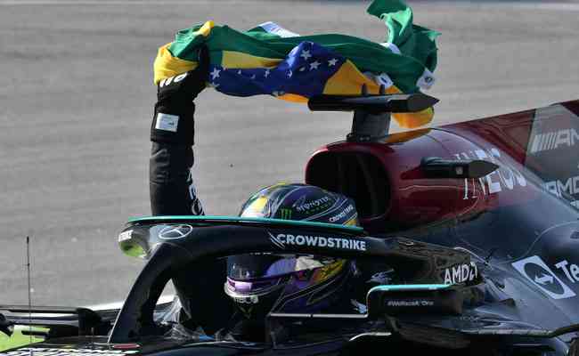 Hamilton emocionou público ao carregar bandeira do Brasil na pista de Interlagos