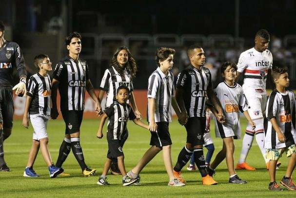 Atl�tico saiu atr�s, conseguiu virada com R�ger Guedes e Ricardo Oliveira, mas cedeu empate no Morumbi