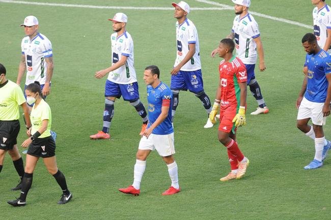 Cruzeiro goleou URT por 3 a 0 no Independncia com gols de Thiago, Machado e Edu em sua estreia no Mineiro. Ronaldo, dono da SAF, assistiu  partida no Horto. Duelo marcou estreia do tcnico uruguaio Paulo Pezzolano