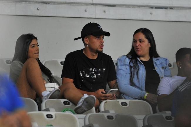 Meia-atacante Daniel Jnior, de bon, assistiu  partida no Mineiro. Segundo clube, ele ficou fora por questes familiares
