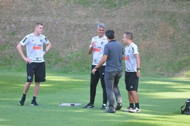 Tcnico Rodrigo Santana comandou treino nesta tera-feira  tarde, na Cidade do Galo, e definiu o time do Atltico para enfrentar o Coln, na Argentina, pela semifinal da Copa Sul-Amercana: Cleiton; Patric, Igor Rabello, Rver e Fbio Santos; Z Welison e Elias; Char, Vincius e Cazares; Franco Di Santo.