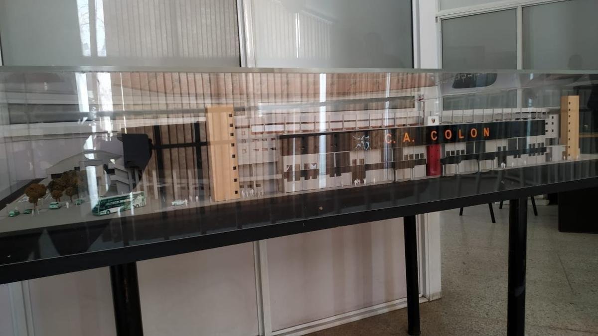 Construdo em 1946, o Cemitrio de Elefantes foi onde o Coln venceu o Santos de Pel, a Seleo Argentina, o Pearol, ento campeo mundial, e os poderosos River Plate e Boca Juniors