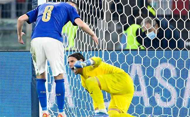 Jorginho para no bom goleiro Sommer na cobrana de pnalti: empate adia definio da vaga direta