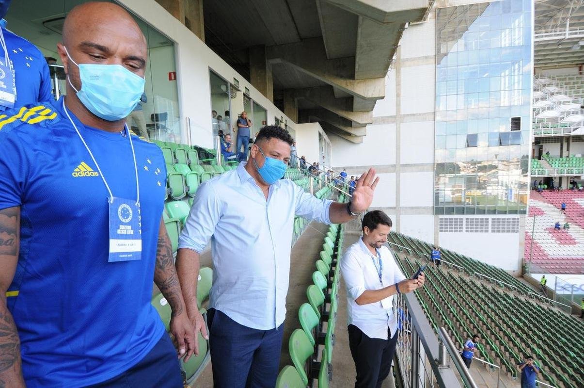 Ronaldo prestigiou vitria do Cruzeiro sobre a URT, por 3 a 0, no Independncia, e foi ovacionado pela torcida celeste
