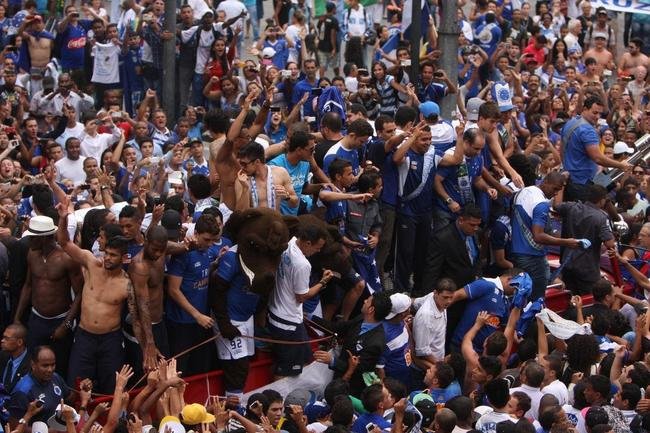 Depois de vencer o Vitria por 3 a 1 no Barrado, em Salvador, na noite de 13 de novembro de 2013, e confirmar o tricampeonato brasileiro, o Cruzeiro desembarcou em Confins numa quinta-feira e foi recebido por milhares de pessoas nas ruas de Belo Horizonte. O elenco desfilou em carro pela Avenida Antnio Carlos, pela Avenida Afonso Pena, no Centro, e foi em direo  sede do Barro Preto. Esta, sem dvida, foi a festa que envolveu o maior nmero de pessoas na capital mineira.