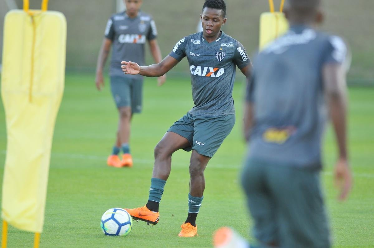 Elenco atleticano fez trabalho ttico orientado por Larghi antes de jogo-treino contra o Coimbra