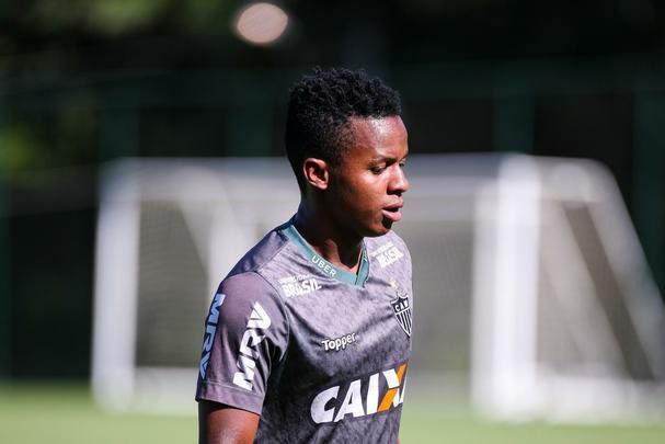 Cazares - contrato do meia vai até dezembro de 2020