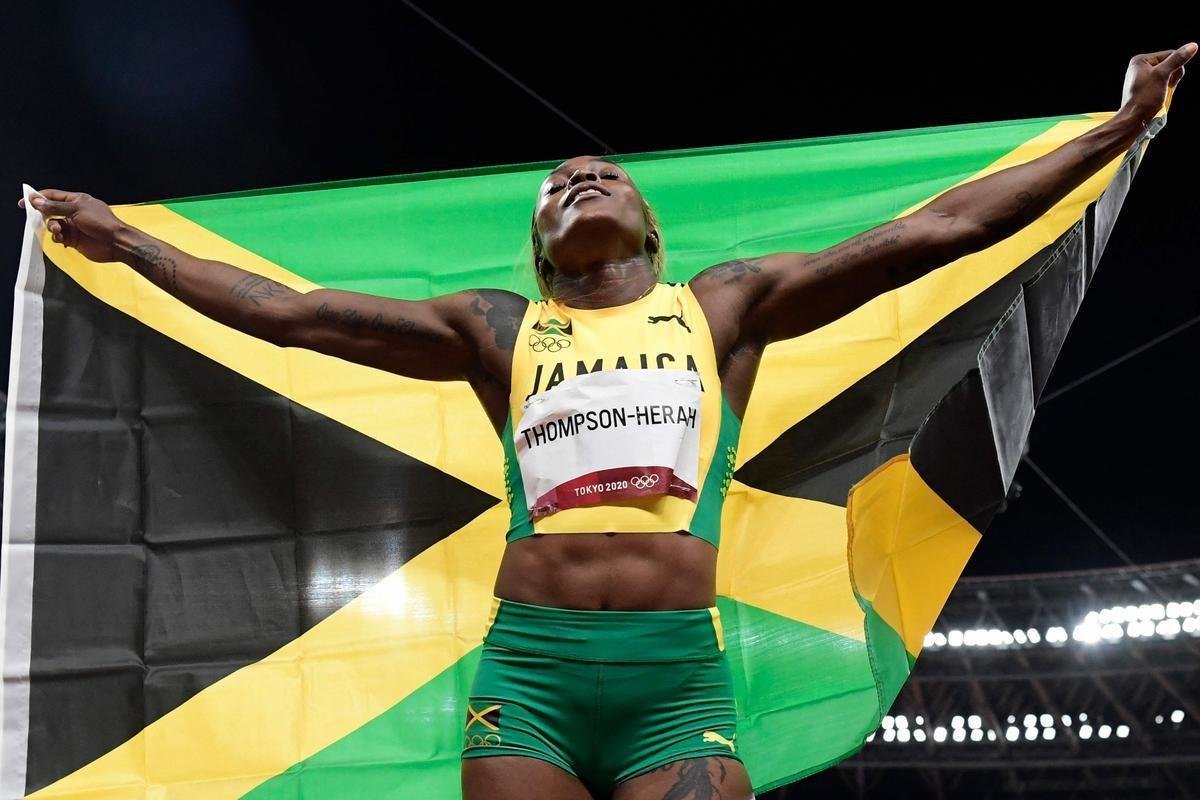 Fotos espetaculares da vitria da jamaicana Elaine Thompson-Herah nos 100m rasos dos Jogos Olmpicos de Tquio com o tempo de 10s61. A velocista quebrou o recorde olmpico e comandou o pdio jamaicano ao lado de Ann Fraser-Pryce, prata, e Shericka Jackson, bronze.