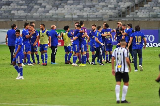 Hulk, do Atl�tico, e William Pottker, do Cruzeiro, discutiram no fim do cl�ssico vencido pelos celestes, por 1 a 0, e foram expulsos pelo �rbitro Paulo C�sar Zanovelli da Silva