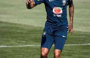 Neymar durante treino da Seleo Brasileira neste domingo: risadas, peteleco, acrobacias e poses
