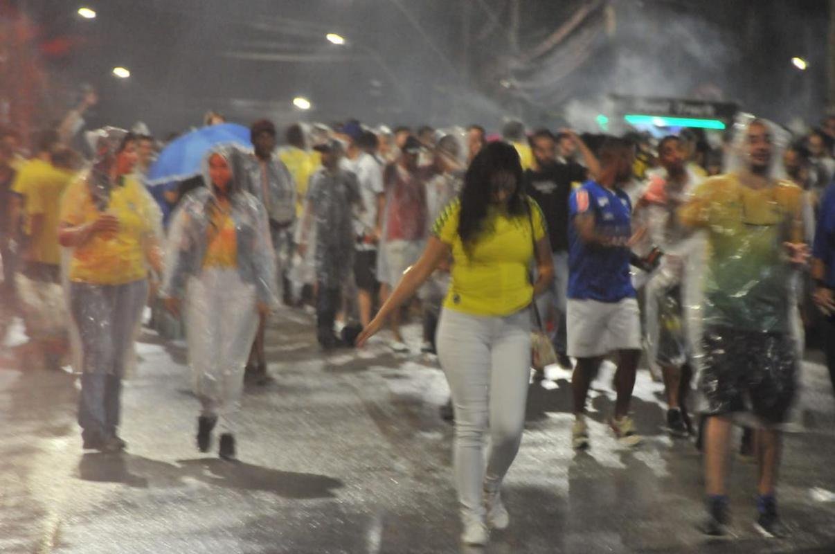 Torcedores encaram chuva na chegada ao Mineiro para assistir ao jogo entre Brasil e Paraguai pelas Eliminatrias da Copa do Mundo do Catar