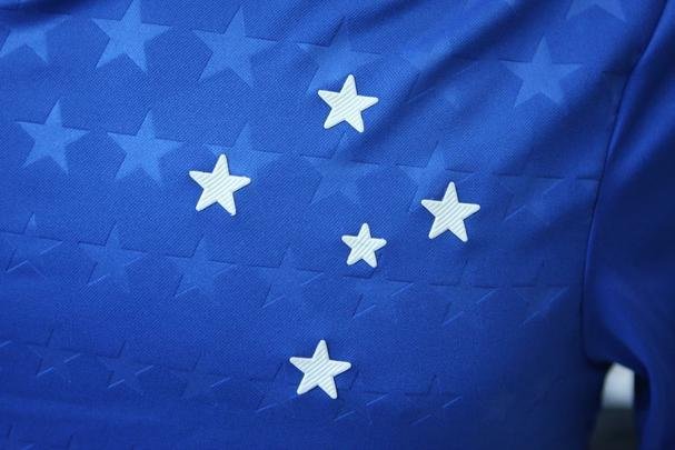 Imagens da camisa principal do Cruzeiro para a temporada de 2019