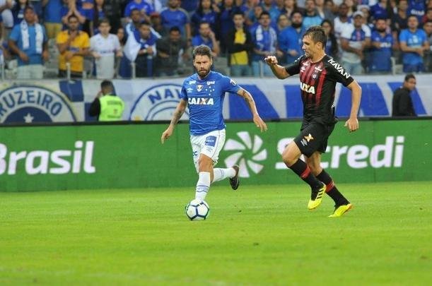 Lances do primeiro tempo do duelo entre Cruzeiro e Atltico, no Mineiro, pelas oitavas de final da Copa do Brasil