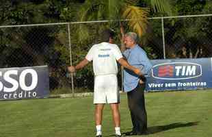 10/09/2009 - O técnico de futebol do Cruzeiro, Adilson Batista, e o diretor de futebol, Eduardo Maluf, durante treino na Toca da Raposa II, em Belo Horizonte 
