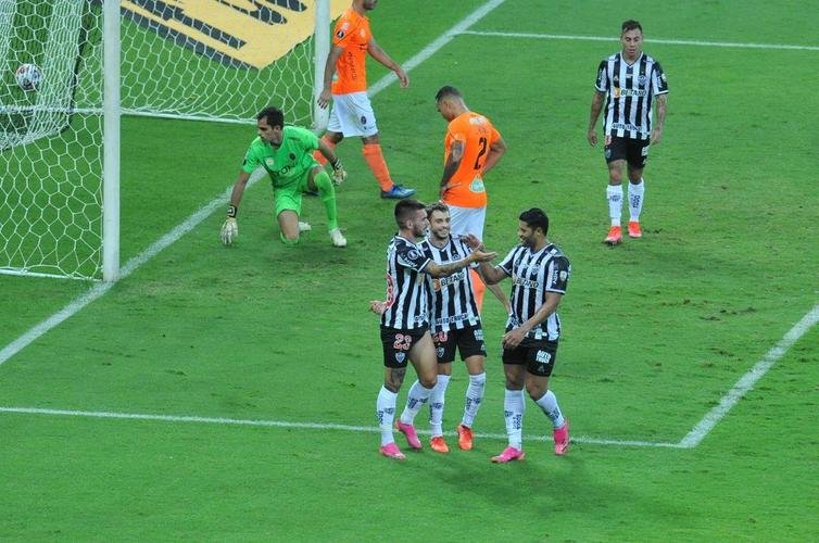 Fotos do gol de Nathan, do Atltico, sobre o La Guaira, no Mineiro: 4 a 0