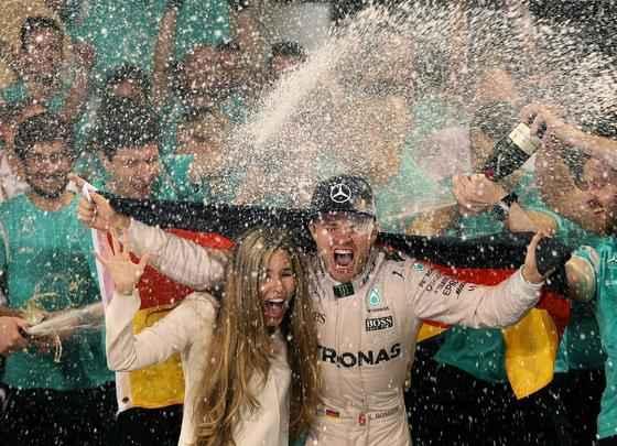 Festa de Nico Rosberg com o ttulo indito na Frmula 1; feito veio com segundo lugar em Abu Dhabi