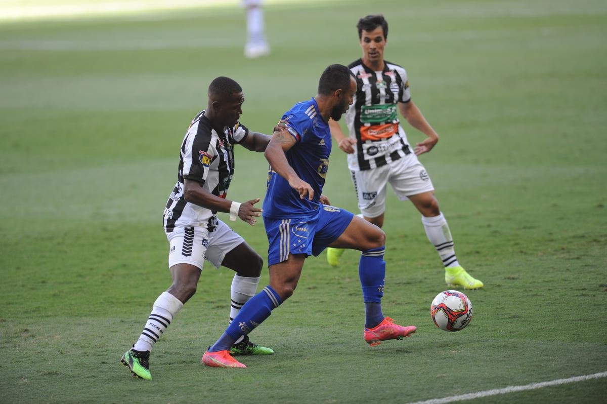 Fotos da vitria do Cruzeiro sobre o Athletic de So Joo del-Rei, por 1 a 0, no Mineiro, pela quarta rodada do Campeonato Mineiro de 2021. Marcelo Moreno, de pnalti, marcou o gol do triunfo celeste no Gigante da Pampulha