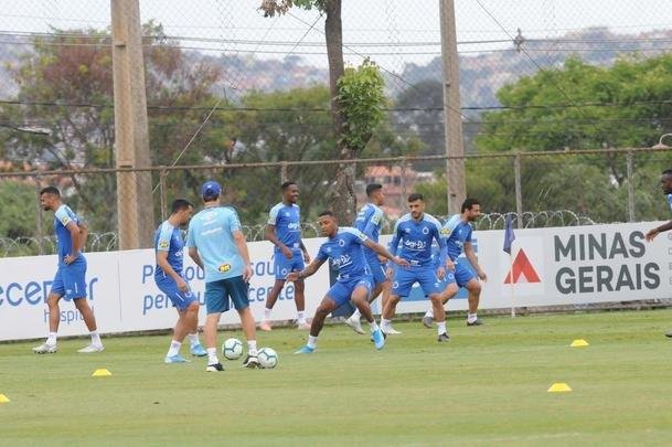 Adilson Batista em ao em seu primeiro treino  frente do Cruzeiro