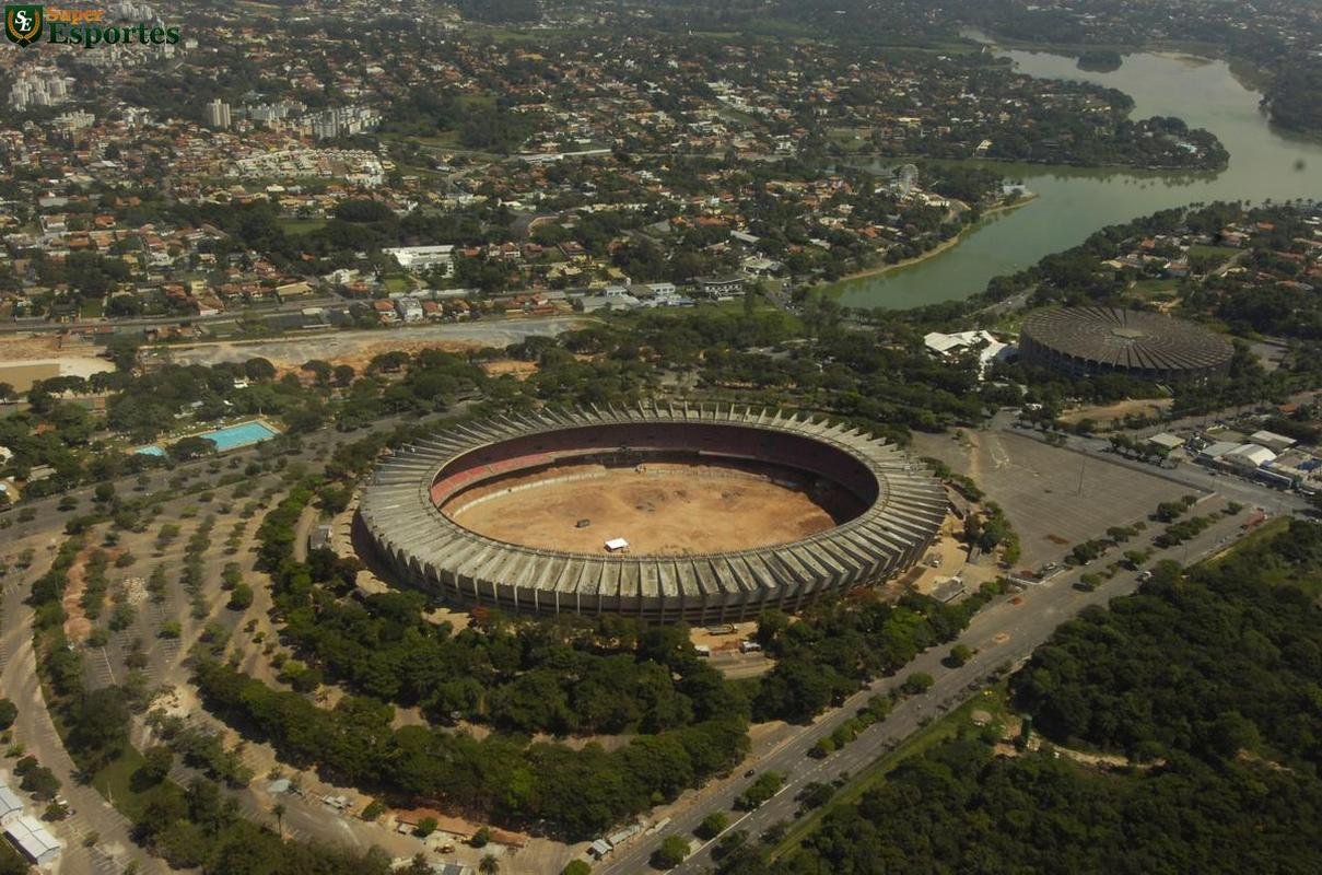 Foto area do Mineiro em 31 de maro de 2011, durante obras de modernizao, com estruturas antigas demolidas, como o setor de geral. Gramado tambm foi rebaixado visando  Copa do Mundo de 2014