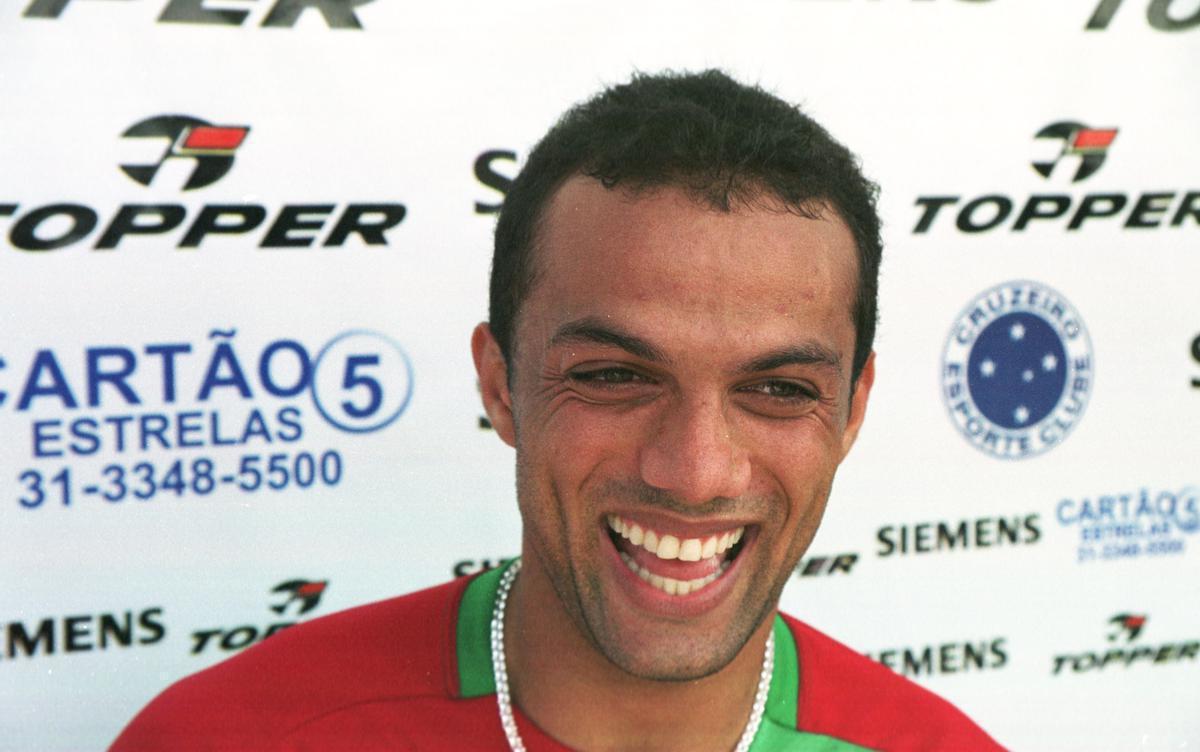 Com a frase 'Vida Loka' tatuada no braço direito, Fábio Santos teve boas atuações pelo Cruzeiro de 2005 a 2006, após chegar do Nacional da Madeira, de Portugal. Como primeiro volante, demonstrou eficiência na marcação e qualidade no passe. Em janeiro de 2007, foi vendido ao Lyon, por cerca de R$ 11,5 milhões. Na França, fez parte do time duas vezes campeão nacional, uma da Copa e uma da Supercopa. Voltou ao Brasil em 2008 para atuar pelo São Paulo e, posteriormente, no Fluminense, em 2009. Em 2010, recuperou-se de lesão nas dependências da Toca da Raposa II e foi contratado pelo Cruzeiro. Contudo, o jogador surpreendeu ao anunciar a aposentadoria aos 29 anos, em 12 de maio, após a derrota por 2 a 0 para o São Paulo, no Mineirão, pelas quartas de final da Copa Libertadores. Na ocasião, mostrou-se chateado com as vaias da torcida e também com as inúmeras cirurgias no joelho.