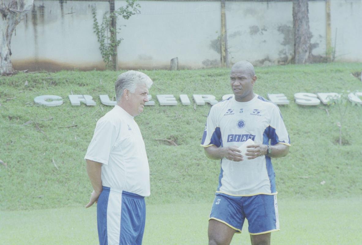 Fotos do zagueiro Joo Carlos em suas passagens pelo Cruzeiro, entre 1996 e 2001