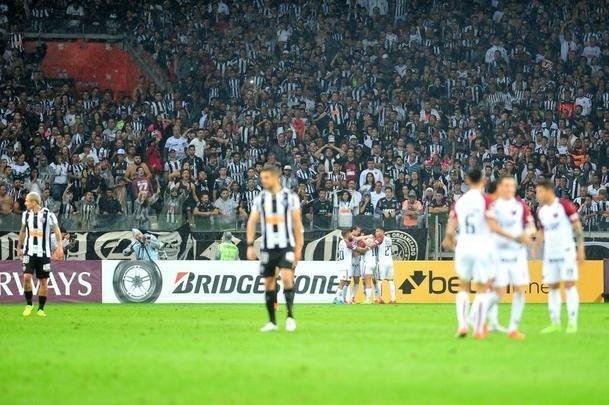 Pulga Rodrguez converteu pnalti cometido por Elias e diminuiu para o Coln: 2 a 1