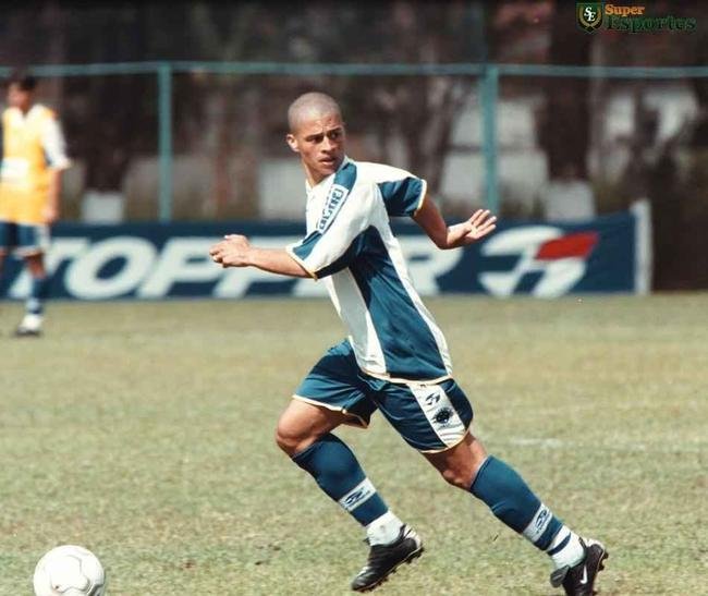 Meia Alex em treino na Toca I em 2001, em sua primeira passagem pelo Cruzeiro