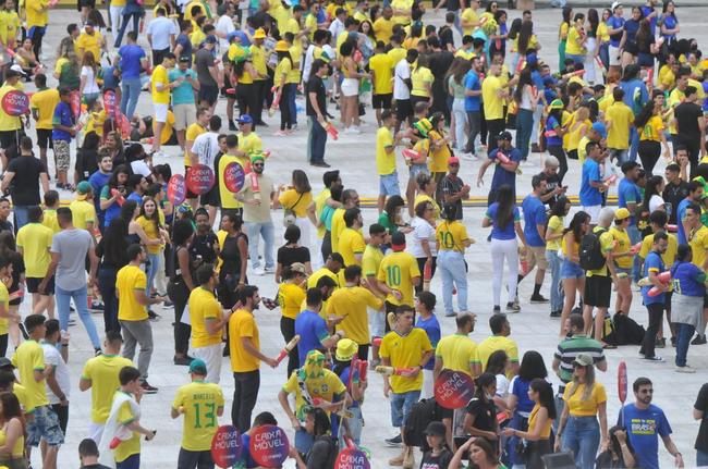 No Mineiro, torcedores assistem ao jogo entre Brasil x Srvia pela Copa do Mundo do Catar