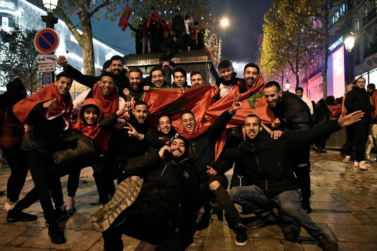 Torcedores marroquinos invadiram as ruas de Paris, na Frana, para festejar a classificao da seleo do Norte da frica s quartas de final da Copa do Mundo. Pas europeu tem grande colnia africana. Marrocos eliminou a Espanha e agora ter Portugal pela frente no Mundial do Catar
