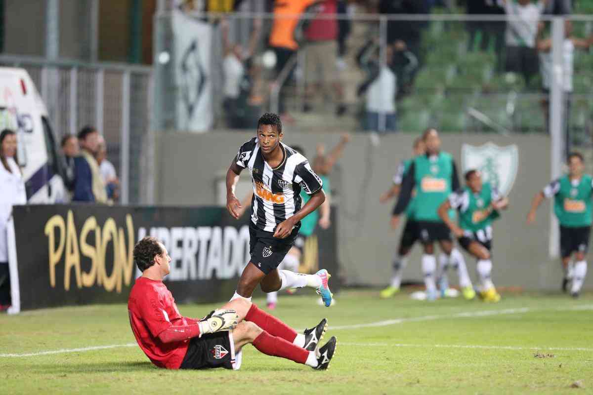 So Paulo - Em 2013, o Atltico enfrentou o So Paulo na fase de grupos. Em casa, venceu por 2 a 1. Fora de casa, perdeu por 2 a 0. Os times se reencontraram nas oitavas de final e o Galo venceu os dois jogos: 2 a 1 no Morumbi e 4 a 1 no Independncia. Em 2016, os times se reencontraram nas quartas de final. Em So Paulo, vitria do Tricolor por 1 a 0. Em BH, triunfo do Galo por 2 a 1. O Alvinegro foi eliminado pelo critrio do gol marcado fora de casa.