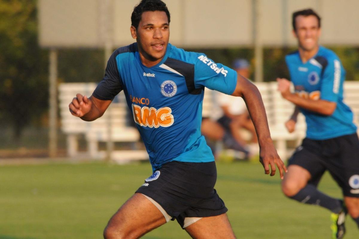 Brando (2011): com quase 100 gols pelo Shakhtar Donestk, da Ucrnia, Brando chegou ao Cruzeiro no comeo de 2011 para a disputa da Copa Libertadores. Com atuaes apagadas, saiu do clube sem marcar nenhum gol em seis partidas. Posteriormente, o jogador atuou por Grmio, Olympique de Marselha-FRA, Saint-tienne-FRA, Bastia-FRA, Londrina e Levadiakos-GRE, onde joga atualmente aos 37 anos.