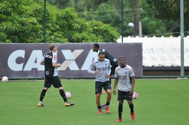 Manh desta sexta-feira foi agitada no Atltico com demisso de Oswaldo e coletiva do presidente
