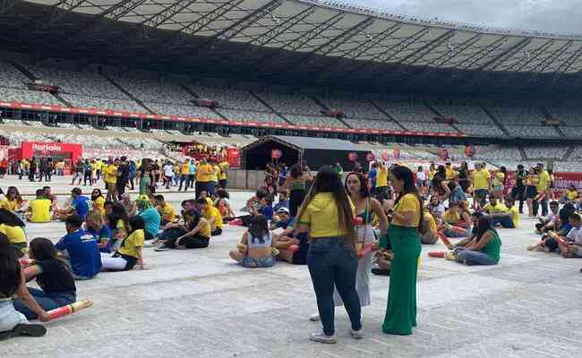 Torcedores durante evento de cervejaria para estreia do Brasil na Copa