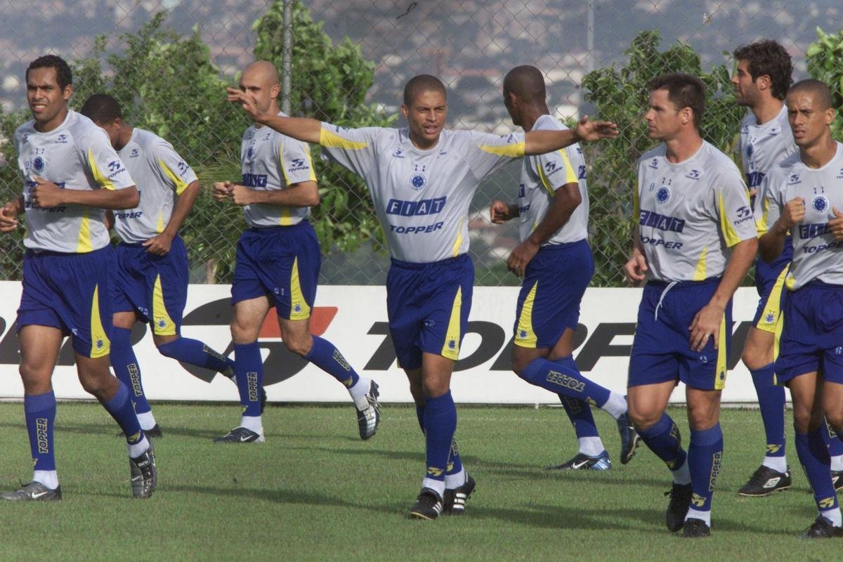 Imagens do meia Alex, campeo da Trplice Coroa com a camisa do Cruzeiro