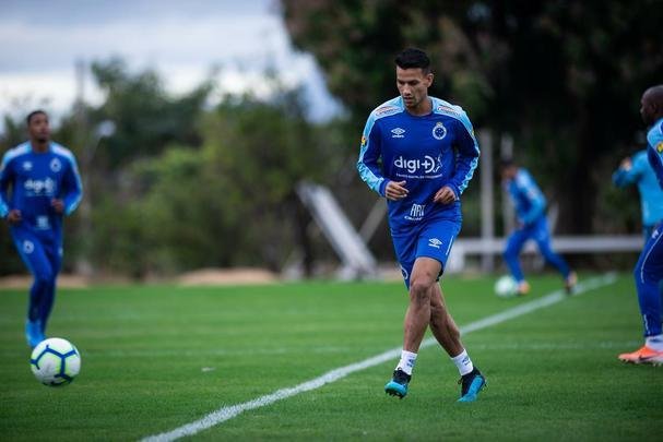 Fotos do treino do Cruzeiro na Toca da Raposa II. Time enfrenta o Internacional, nesta quarta-feira, às 21h30, no Mineirão, pela semifinal da Copa do Brasil. Mano Menezes pode apresentar novidades na escalação diante dos gaúchos.