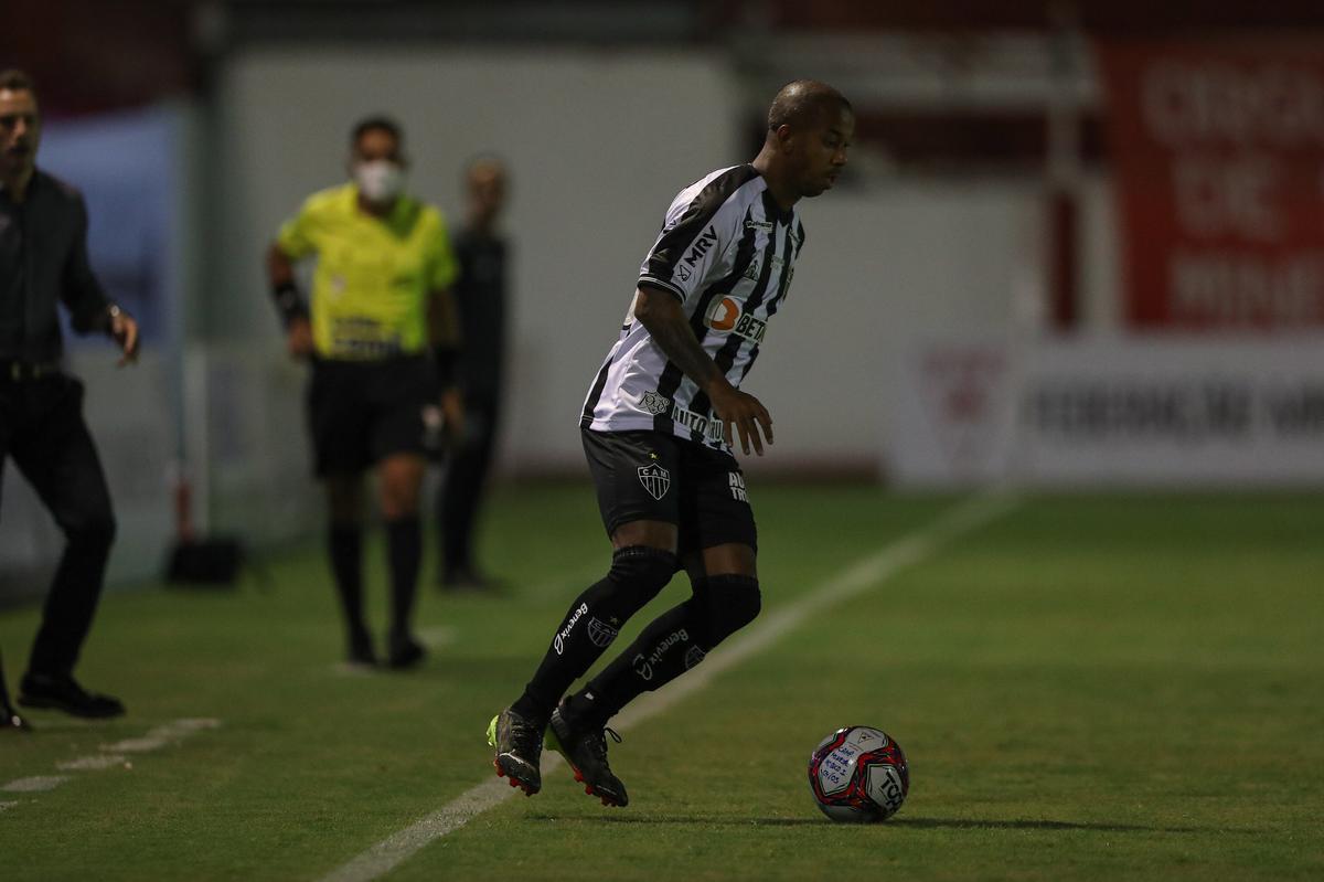 Tombense e Atlético se enfrentaram nesta quinta-feira (4), em partida válida pela 2ª rodada do Campeonato Mineiro. O confronto foi realizado no Estádio Antônio Guimarães de Almeida, em Tombos. No primeiro tempo, uma queda de energia paralisou a partida por cerca de 20 minutos.