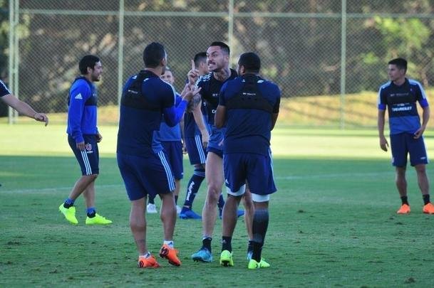 Elenco da Universidad de Chile treinou nesta tera-feira  tarde na Cidade do Galo, em Vespasiano. Time chileno se prepara para enfrentar o Cruzeiro na quinta, s 19h15, no Mineiro, pela Copa Libertadores. Tcnico Angel Guillermo Hoyos ter retornos do zagueiro Jara e do lateral-esquerdo Beausejour