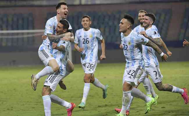 Jogadores celebram com Lionel Messi gol que definiu vitria da Argentina por 3 a 0 sobre o Equador