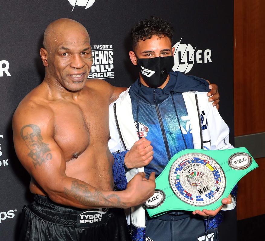 Fotos do retorno de Mike Tyson aos ringues