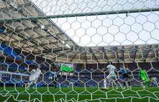 Goleiro rabe falha e Uruguai abre o placar da partida 
