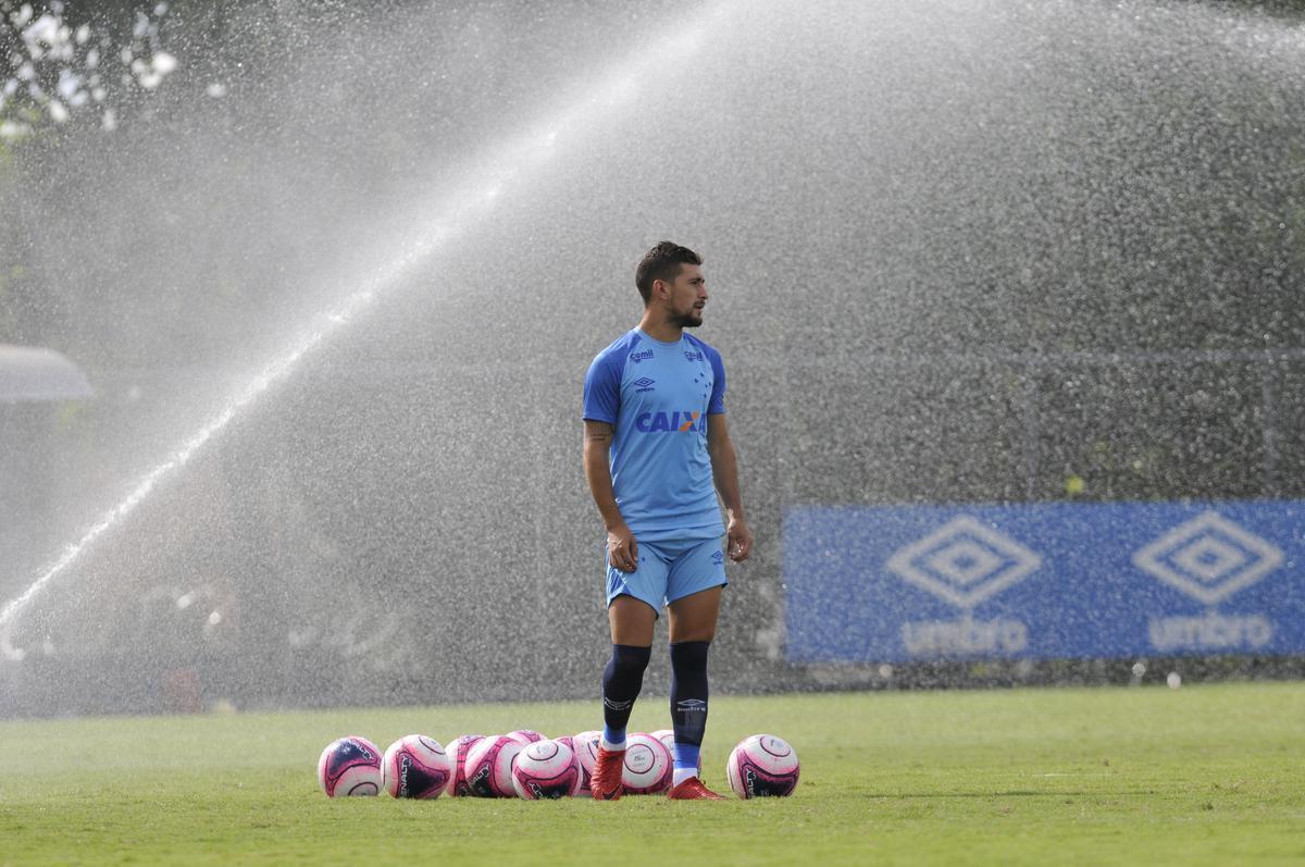 Mano Menezes montou Cruzeiro que deve encarar o Villa Nova no sbado e promoveu trs mudanas em relao ao ltimo jogo: Murilo entrou na vaga de Leo, Egdio no lugar de Marcelo Hermes e Robinho deu lugar a Ariel Cabral