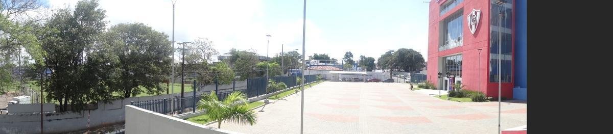 De um lado da rua, estdio e CT do Nacional. Do outro, estdio do Cerro.