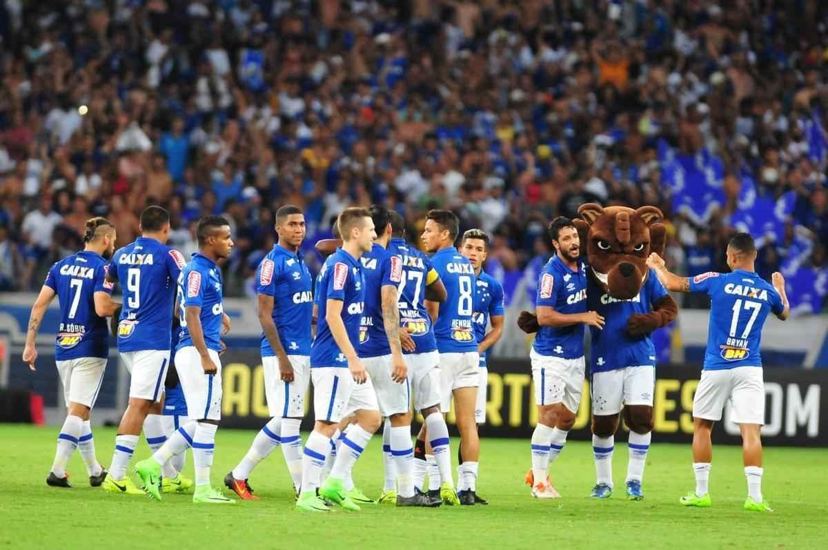 Jogadores do Cruzeiro comemora vitria com a torcida celeste no Mineiro